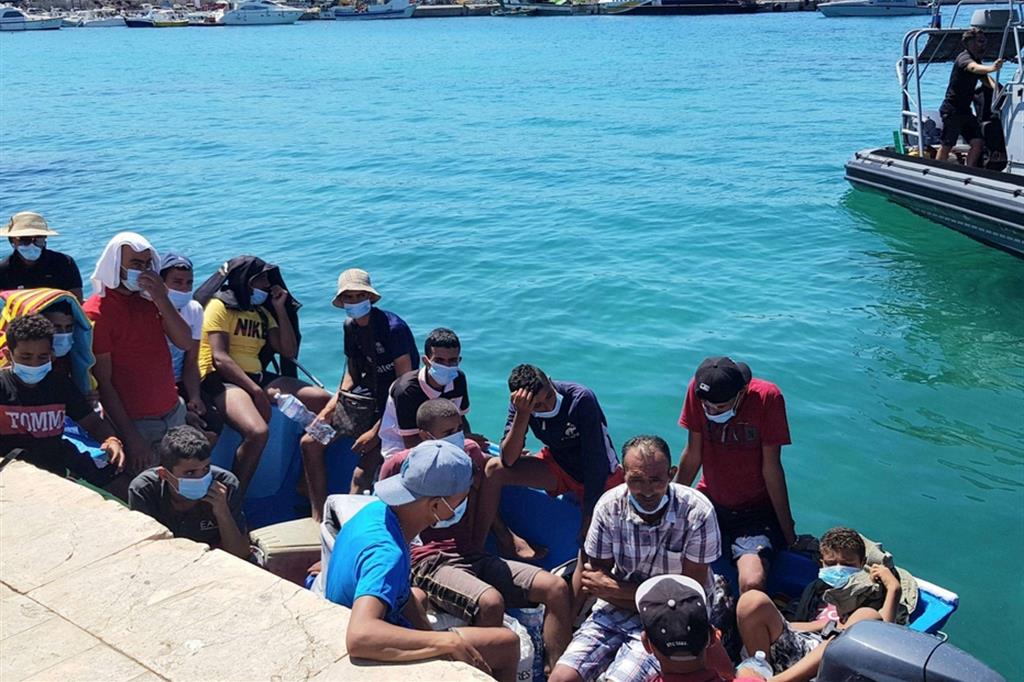 Un approdo di migranti a Lampedusa il 28 agosto