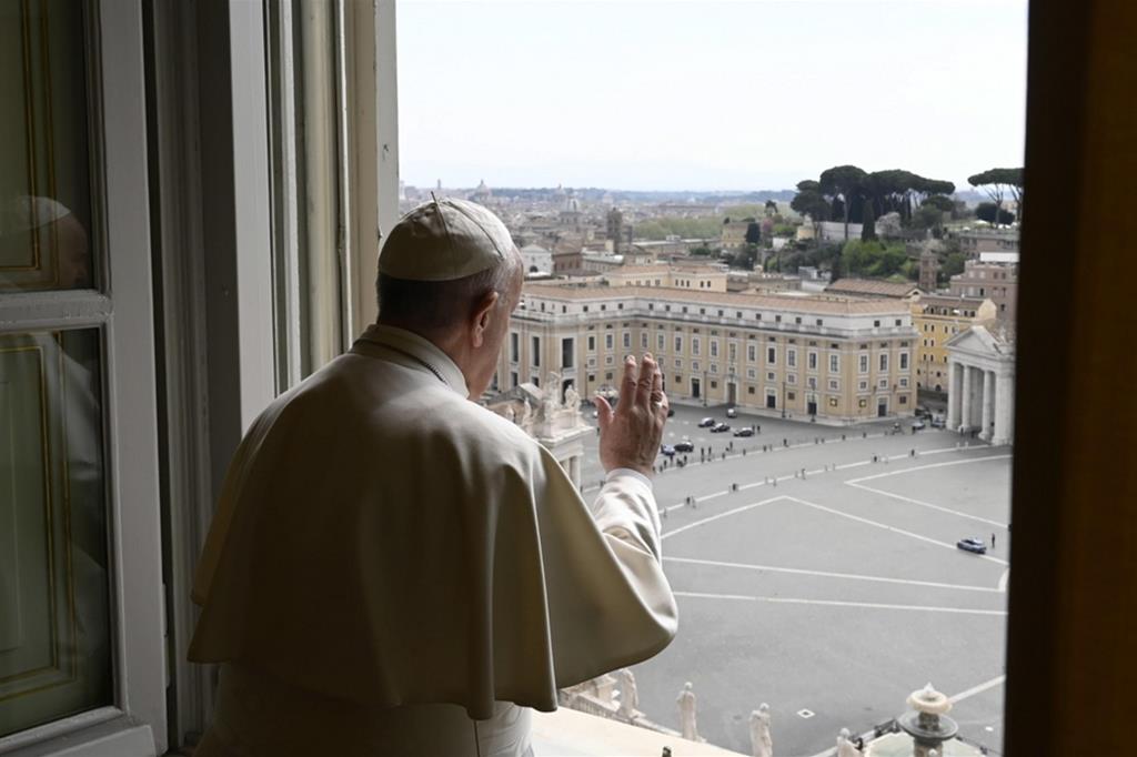 Papa Francesco saluta i fedeli in piazza San Pietro