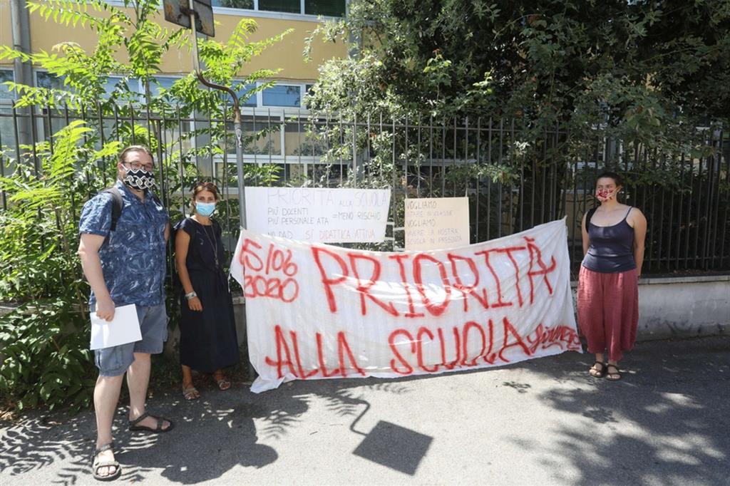 Manifestanti davanti all’Ufficio scolastico regionale per la Toscana durante la visita della ministra dell’Istruzione Lucia Azzolina di ieri. La bozza di protocollo d’intesa siglata coi sindacati non risolve il rebus su aule e prof