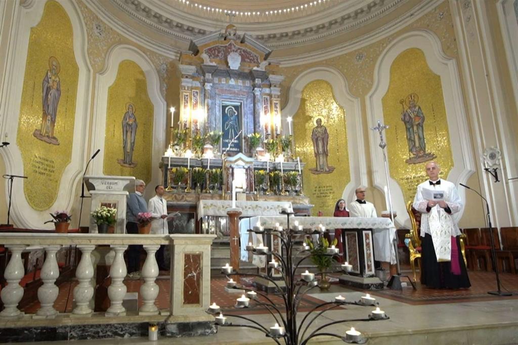 Un momento della preghiera del Rosario nel Santuario di Santa Maria della Vena a Piedimonte Etneo, provincia di Catania e diocesi di Acireale