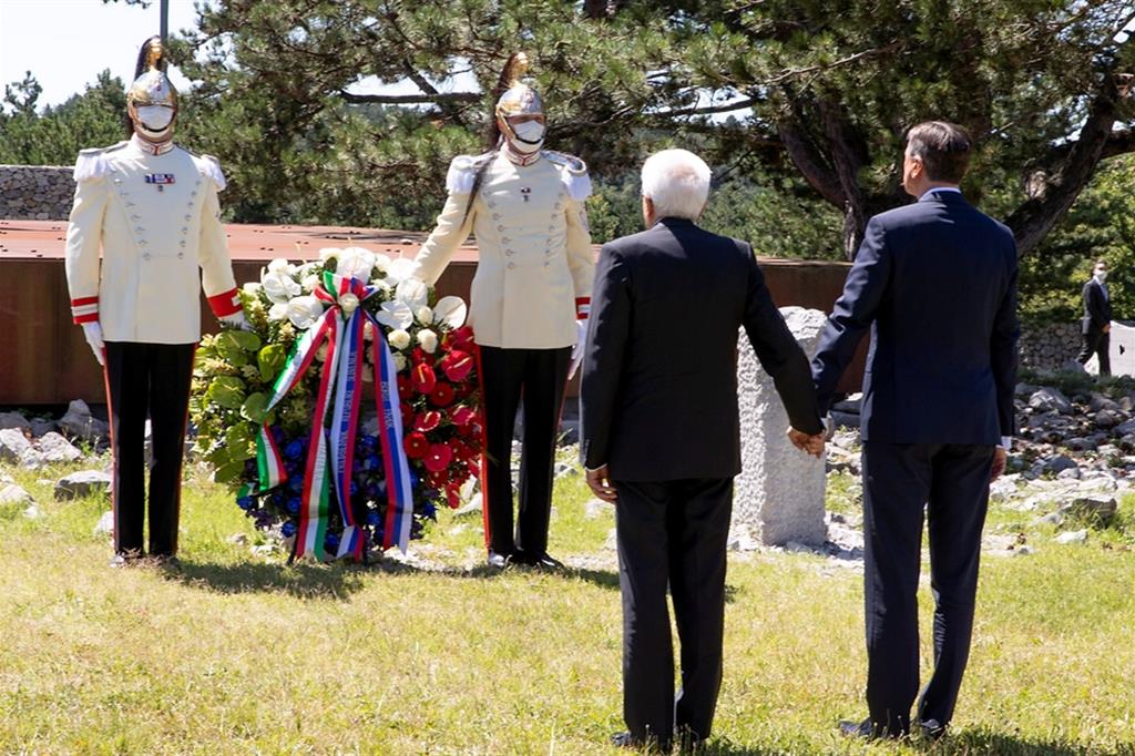 Il presidente Mattarella e il presidente Pahor mano nella mano di fronte alla Foiba di Basovizza