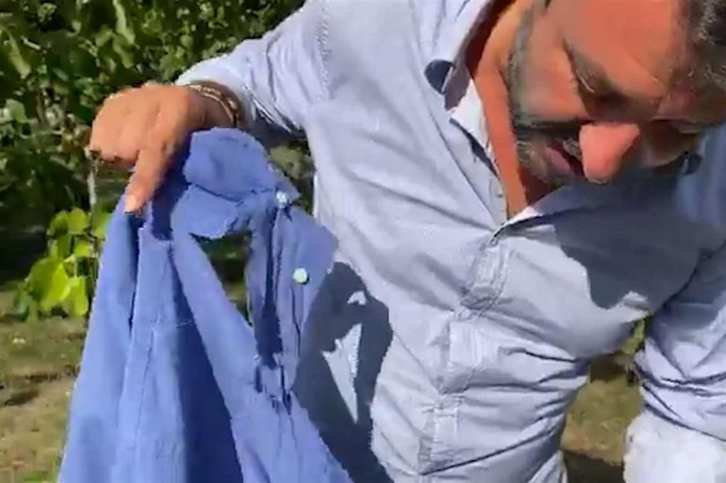 Matteo Salvini mostra lo strappo della camicia dopo l'aggressore