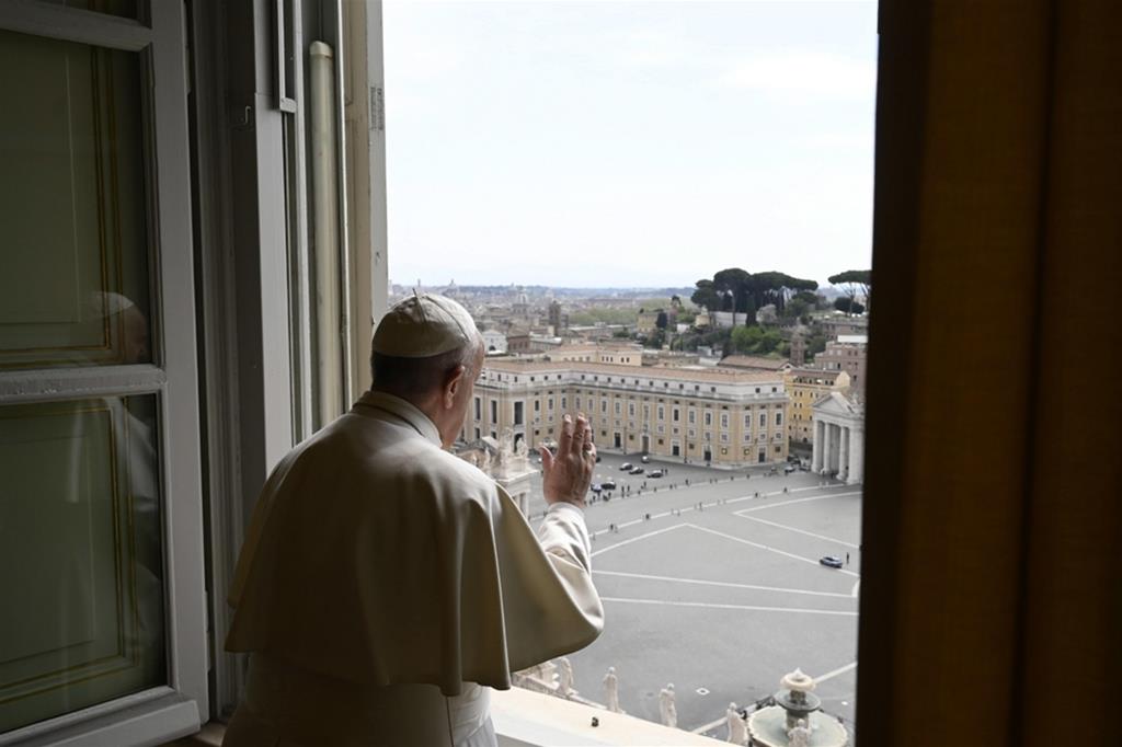Papa Francesco recita il Regina Coeli. Era il 13 aprile, in piena pandemia, e la piazza era vuota. Domenica 31 maggio non sarà così