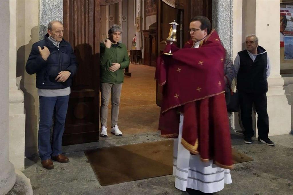 La benedizione eucaristica ogni sera a Merona, in provincia di Como ma nell’arcidiocesi di Milano
