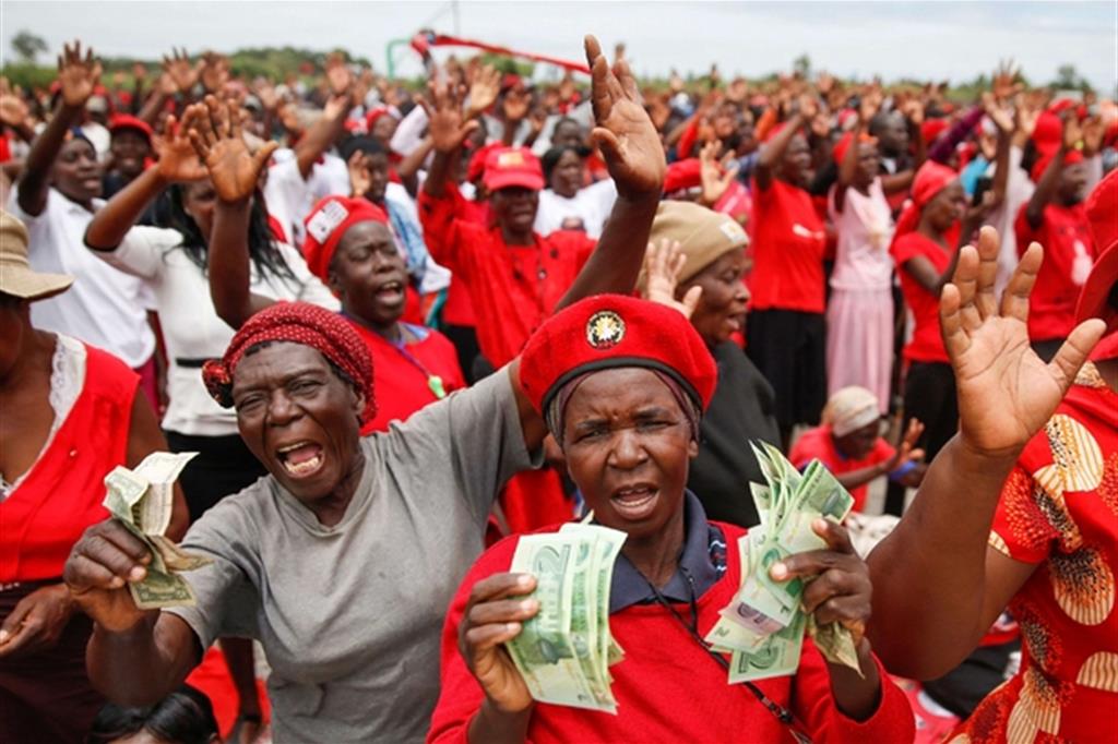 Oppositori dell’Mdc in piazza nella capitale Harare contro il governo e la crisi che sta dilaniando il Paese