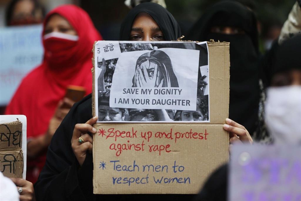 La protesta che denuncia la violenza sessuale sulle donne in India
