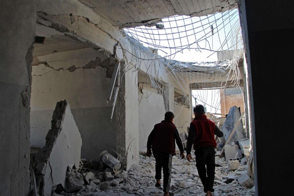 La scuola colpita dai raid aerei nelle provincia di Idlib il 3 marzo vicino alla città di Adwan