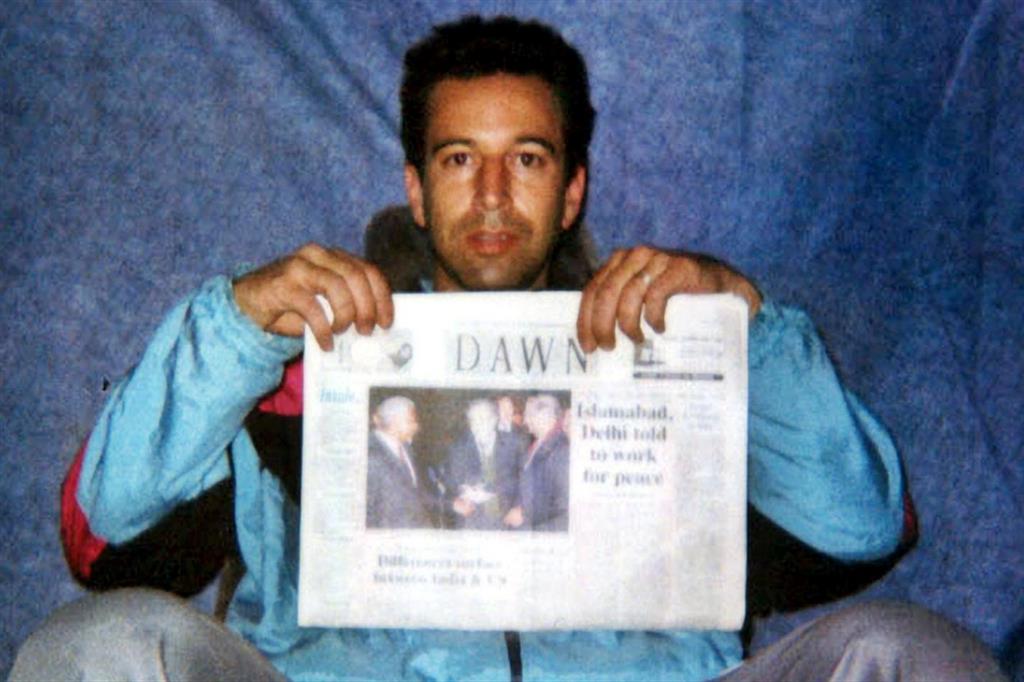 Il giornalista Daniel Pearl, fotografato dai rapitori cinque giorni dopo il sequestro avvenuto a Karachi in Pakistan il 23 gennaio del 2002
