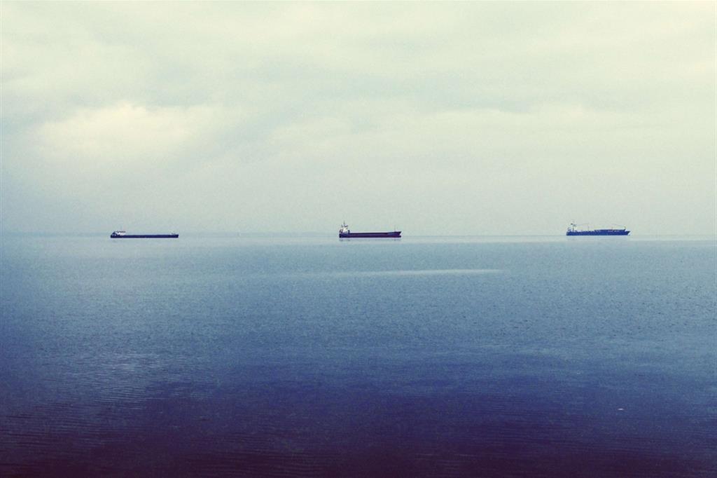 Navi petroliere all'orizzonte