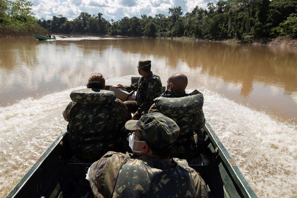Soldati sul fiume Javari scortano una missione di aiuti sanitari ai 7mila indigeni che vivono nella zona di Palmeiras do Javari, in Amazzonia
