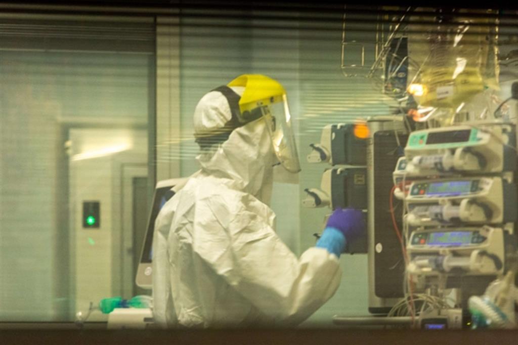 Le persone infettate dal coronavirus vengono portate dall'ospedale di Codogno al Sacco di Milano