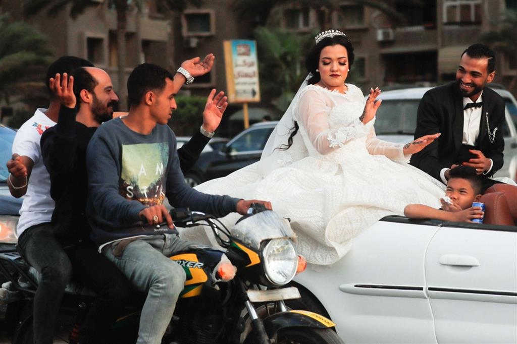 Un matrimonio al Cairo celebrato poche ore prima dell'inizio del coprifuoco notturno nella capitale per il coronavirus