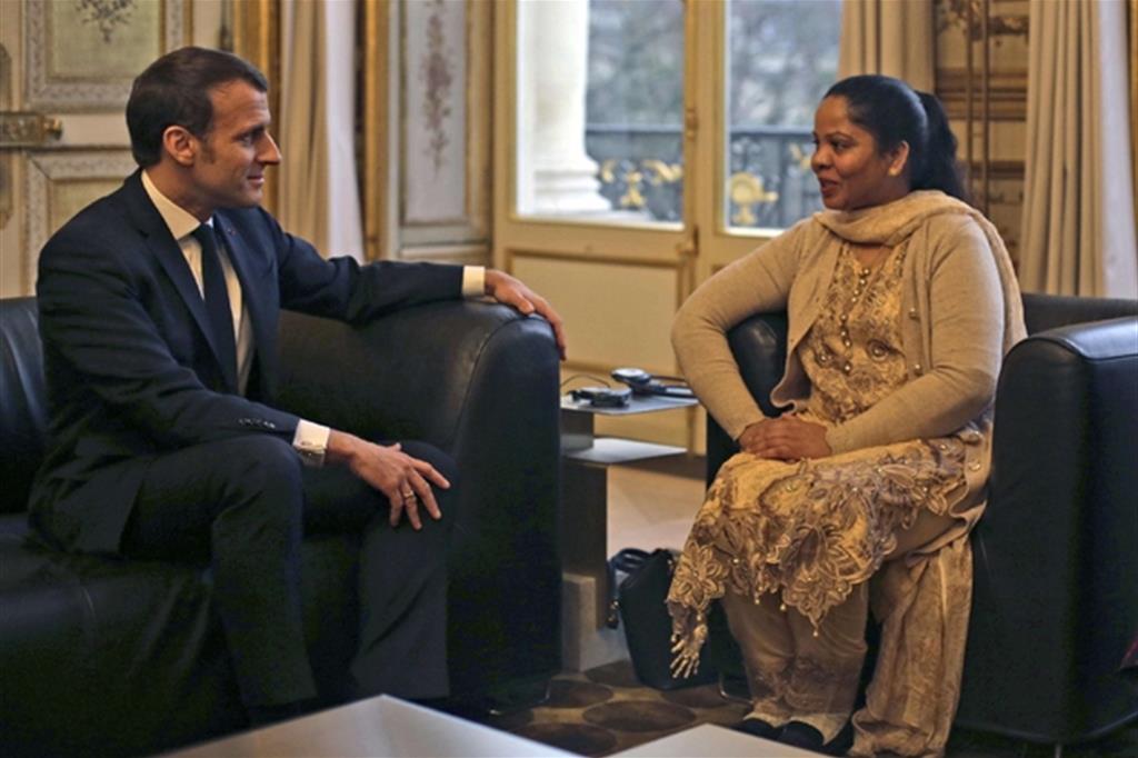 La donna cristiana pachistana Asia Bibi con il presidente francese Emmanuel Macron all’Eliseo