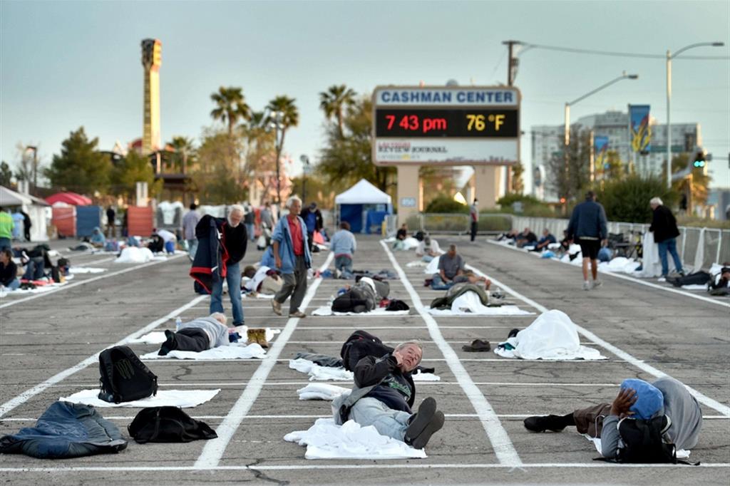 A Las Vegas, nel Nevada, un gruppo di senzatetto è stato fatto sistemare in un grande parcheggio per far rispettare le misure di sicurezza stabilite dal governo per l’epidemia di coronavirus