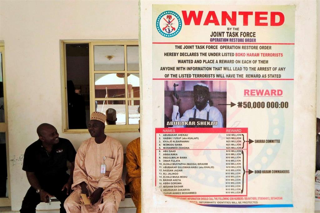 Un vecchio poster per la ricerca del leader di Boko Haram, Abubakar Shekau, nel villaggio di Baga, nello stato nigeriano del Borno
