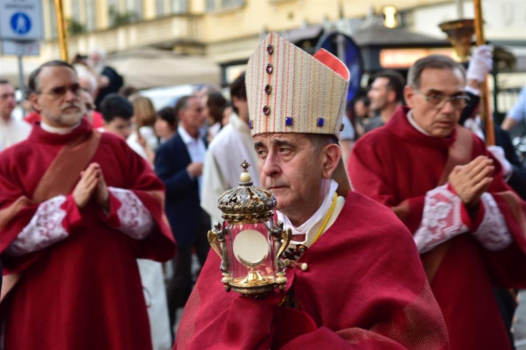Corpus Domini. L'arcivescovo di Milano, Mario Delpini, lo scorso anno in processione. Saranno ancora molte le messe in diretta streaming o tv in Italia