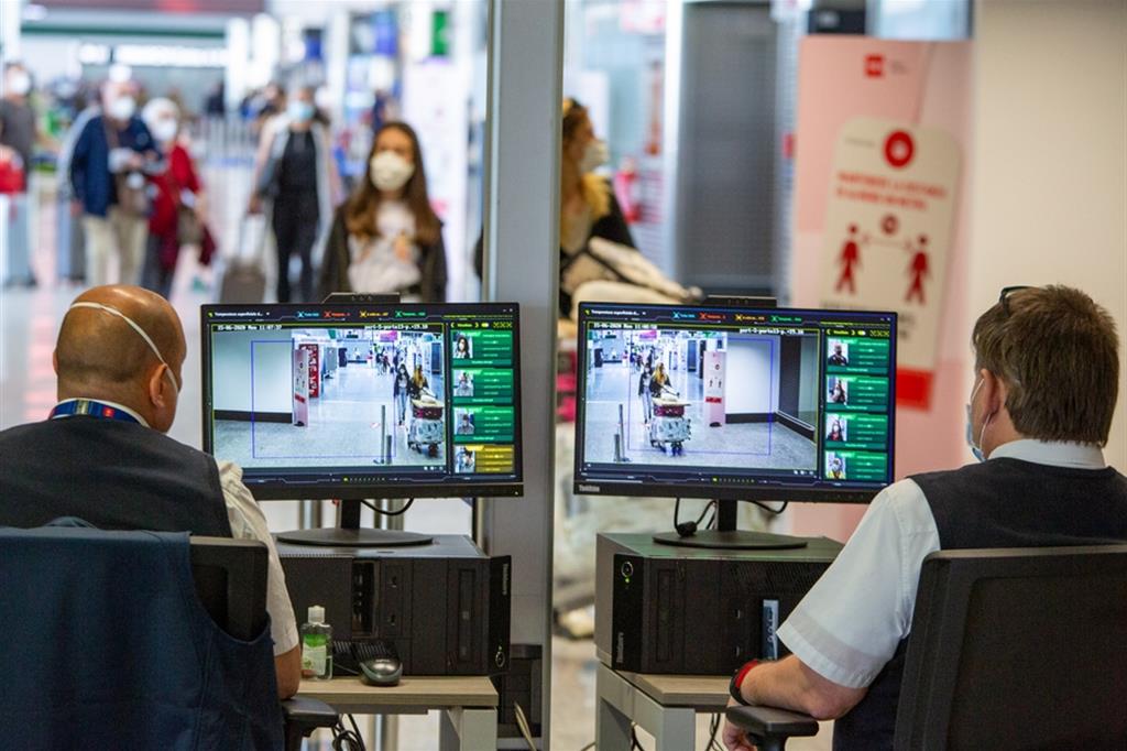 Controlli sanitari in un aeroporto