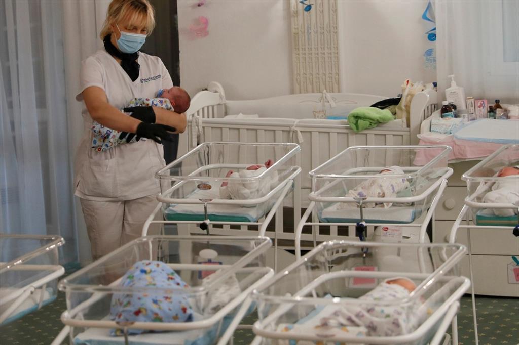 L'albergo di Kiev dove durante il lockdown sono stati parcheggiati i bambini nati da utero in affitto