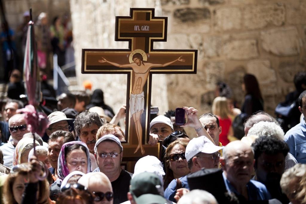 Una processione del Venerdì Santo nella città vecchia, a Gerusalemme