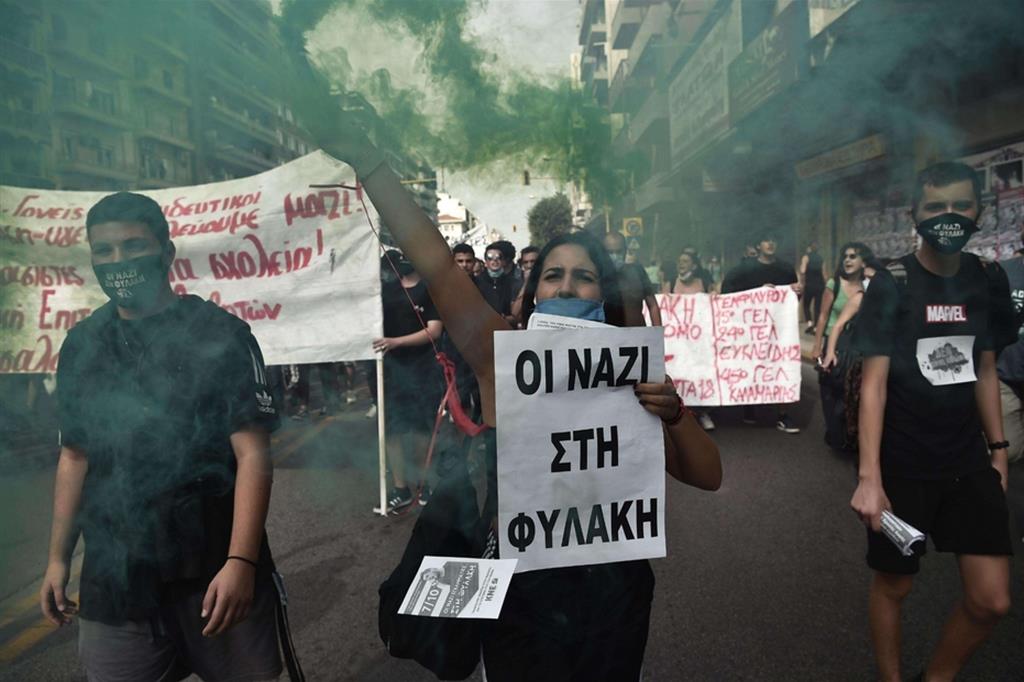Manifestazioni di protesta ad Atene davanti al palazzo di giustizia. "In prigione i nazisti" recita il cartellone retto dalla ragazza