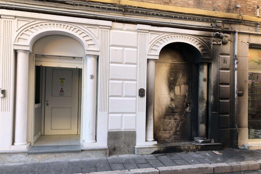 La  porta d'ingresso della 'Ristorazione Più' di via Saverio Altamura a Foggia