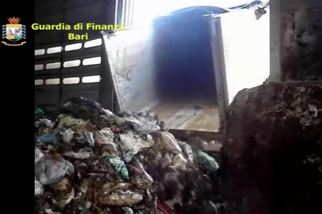 Un'immagine da un video girato durante le indagini nel Foggiano dalla Guardia di finanza
