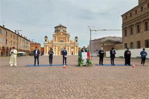 Sette confessioni religiose pregano insieme sulla piazza di Carpi