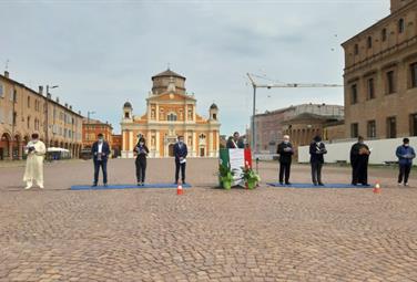 Sette confessioni religiose pregano insieme sulla piazza di Carpi