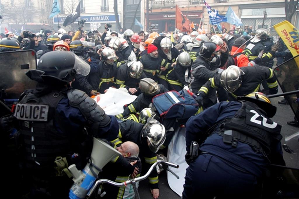 Lo scontro tra i poliziotti e i8 pompieri in centro a Parigi