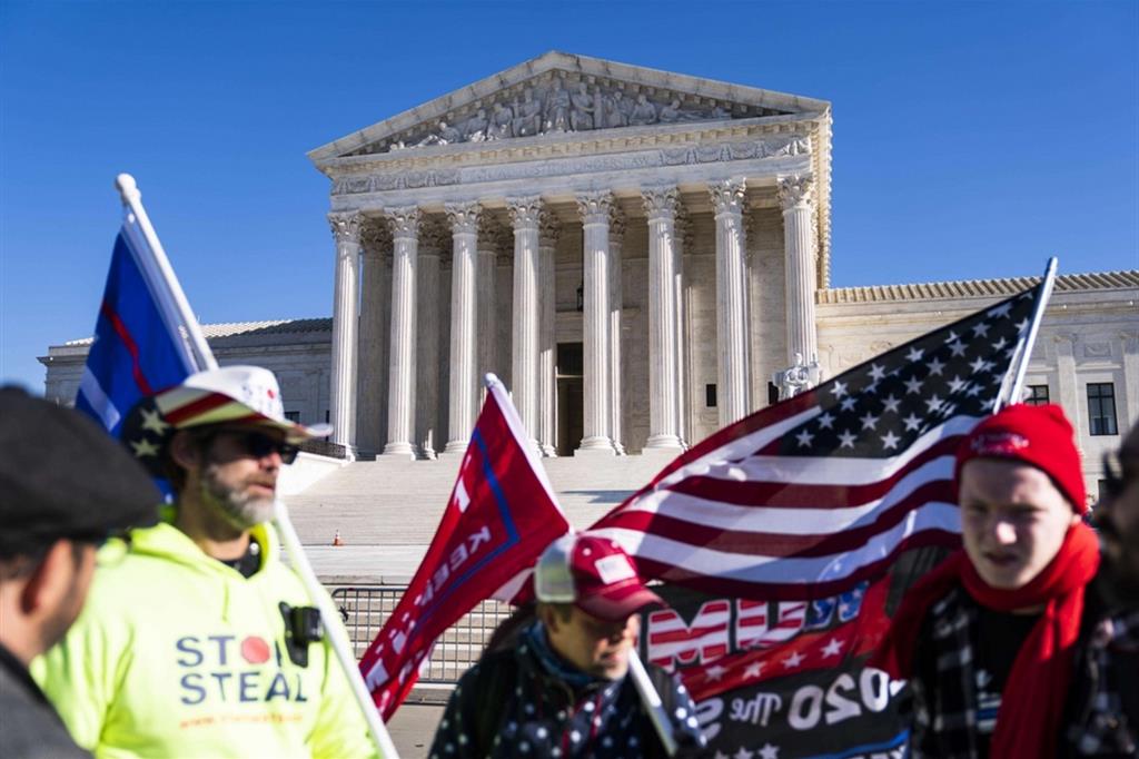 Sostenitori di Trump davanti alla Corte Suprema a Washington