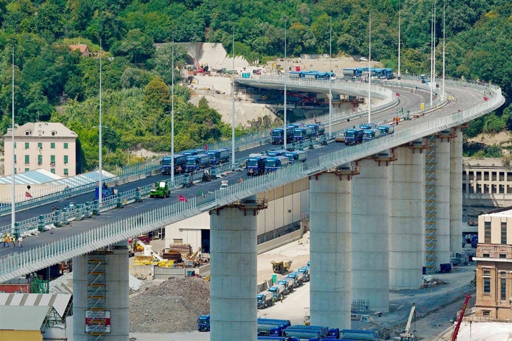 Camion carichi di sabbia percorrono il nuovo ponte a Genova durante le prove di collaudo