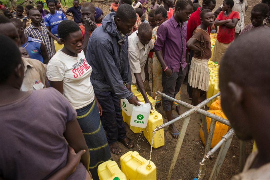 Uganda, folla alla distribuzione di acqua potabile