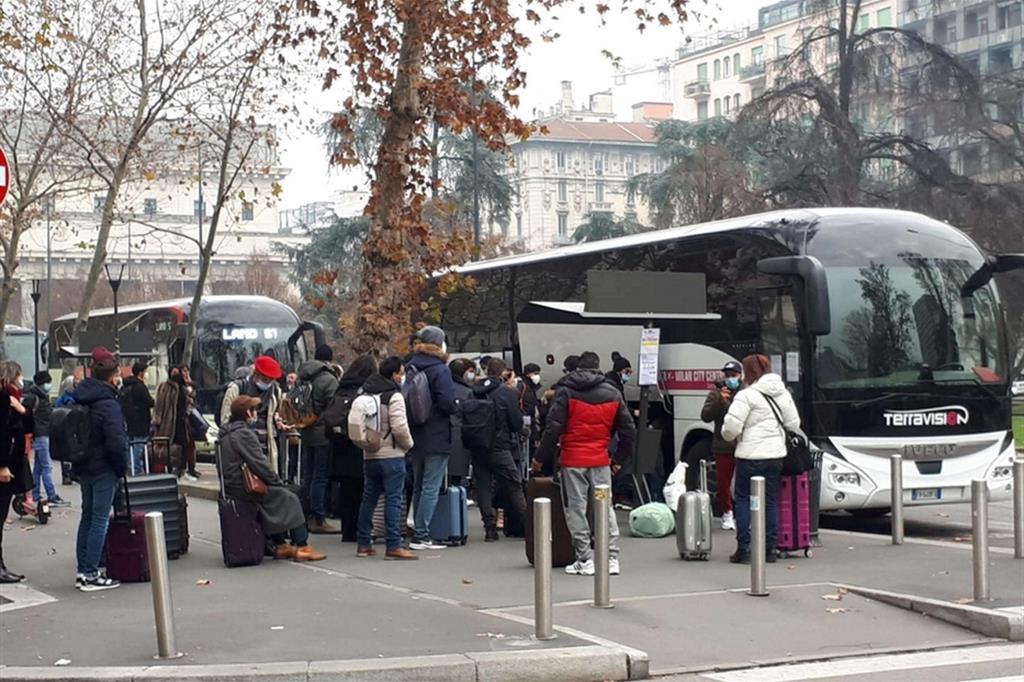 A Milano in attesa di salire sul bus per l'aeroporto di Orio al Serio