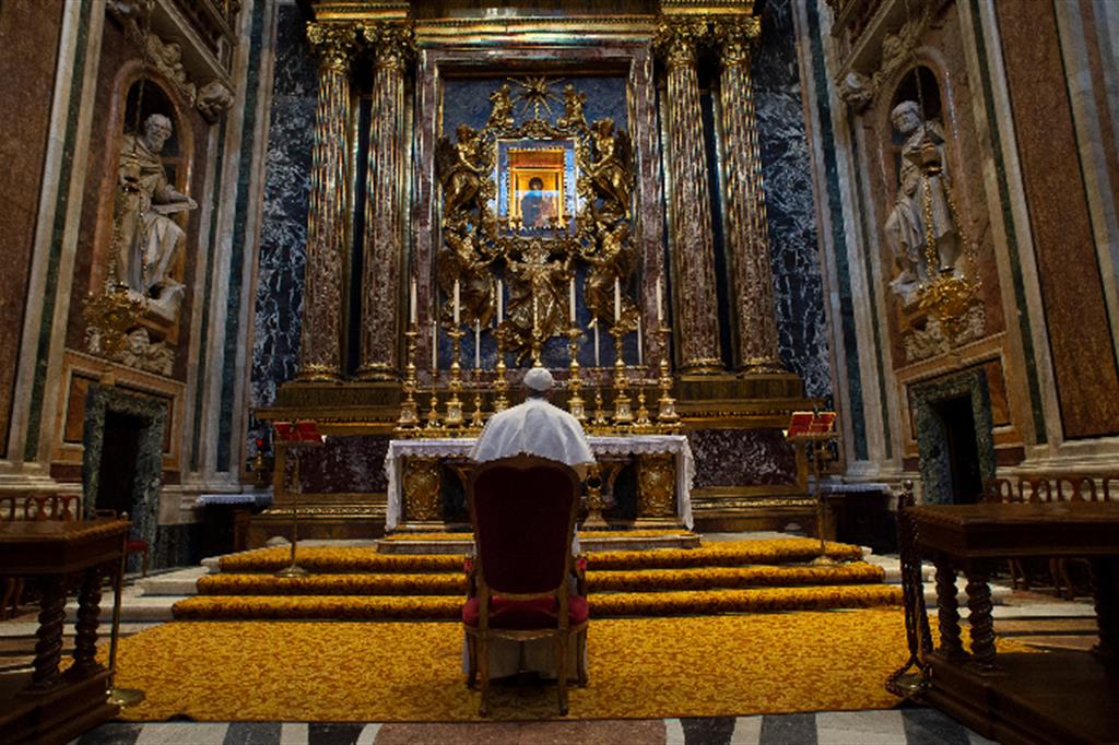 Il Papa in preghiera davanti a Maria Salus populi Romani