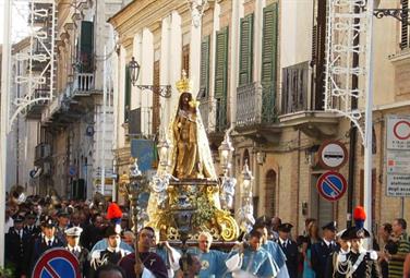 I vescovi pugliesi: solo liturgie, no a processioni per le feste patronali