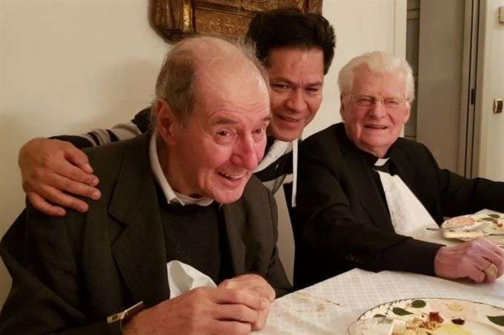 Una immagine recente di don Fabio Baroncini (a sinistra) in compagnia del cardinale Angelo Scola