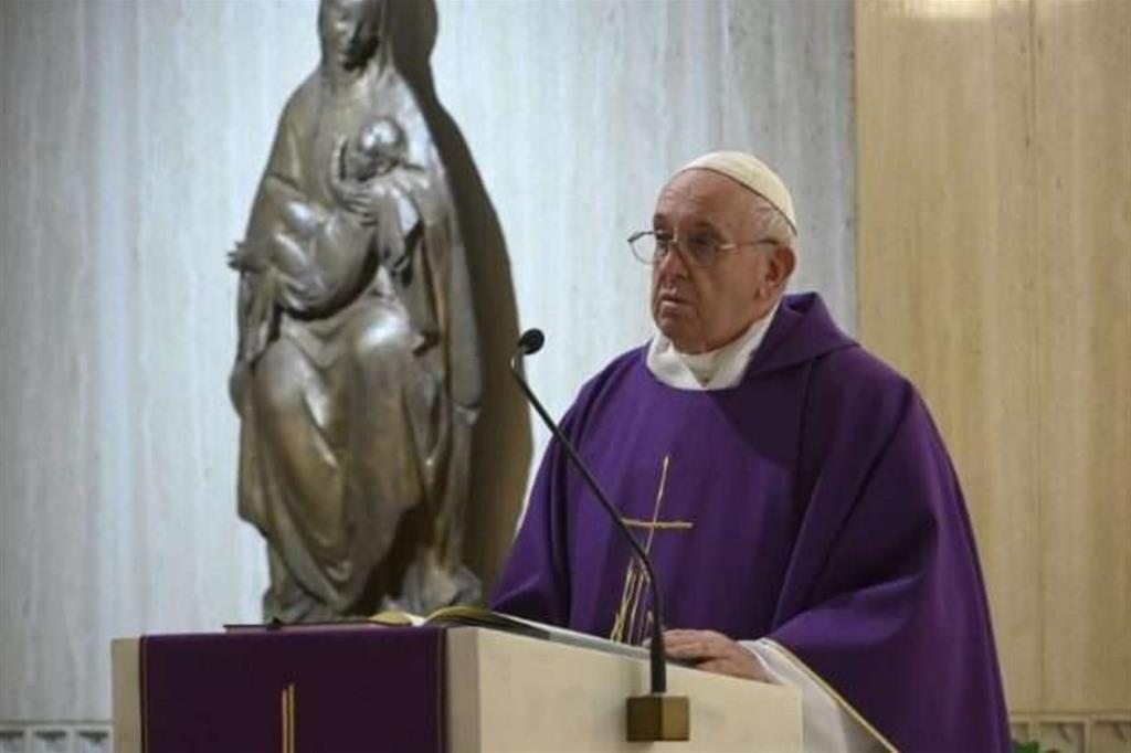 Il Papa prega per i senza dimora: la Chiesa li accolga