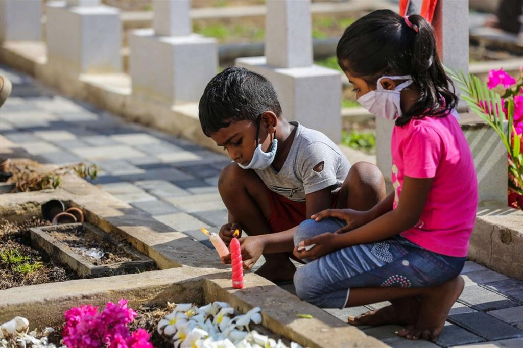 L'omaggio dei due bambini alle vittime di Colombo