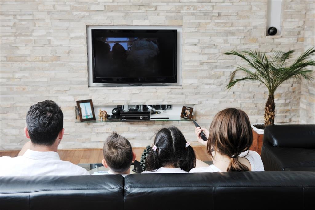 Una famiglia guarda la televisione