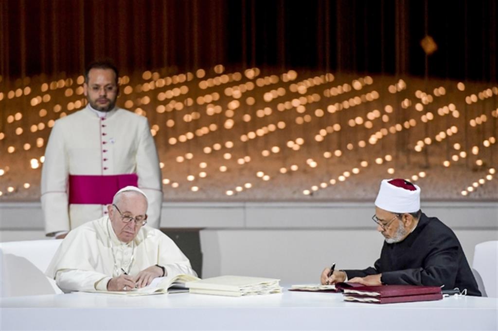 Il Papa e il grande imam di Al-Azhar firmano il Documento sulla fratellanza