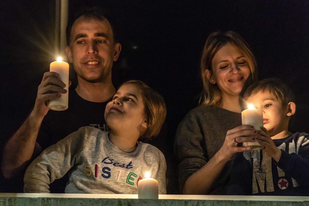 Una famiglia partecipa al Rosario per l'Italia promosso dai vescovi nel marzo 2020