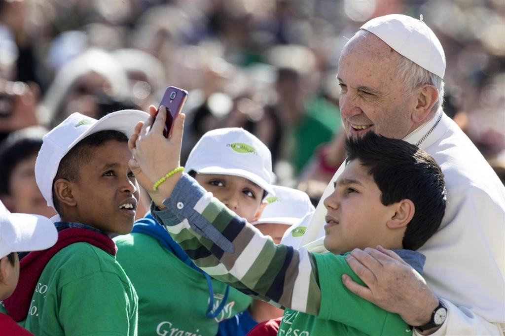 Bambini si fanno selfie con papa Francesco nel marzo 2018