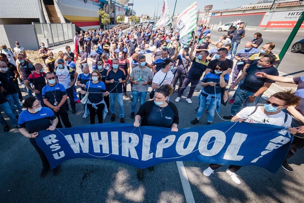 La protesta dei lavoratori a Napoli