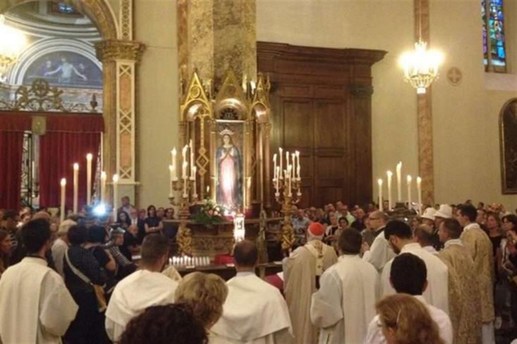 Il cardinale Bassetti davanti all'immagine della Madonna delle Grazie nella Cattedrale di Perugia