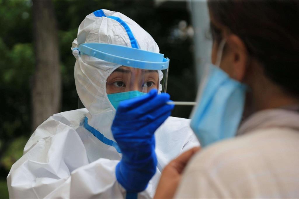 Infermiere prende un tampone in Cina dove c'è un ritorno del contagio