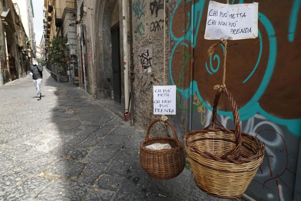 Un paniere solidale in una via del centro storico di Napoli. I Comuni distribuiranno buoni spesa o generi alimentari e di prima necessità alle famiglie bisognose