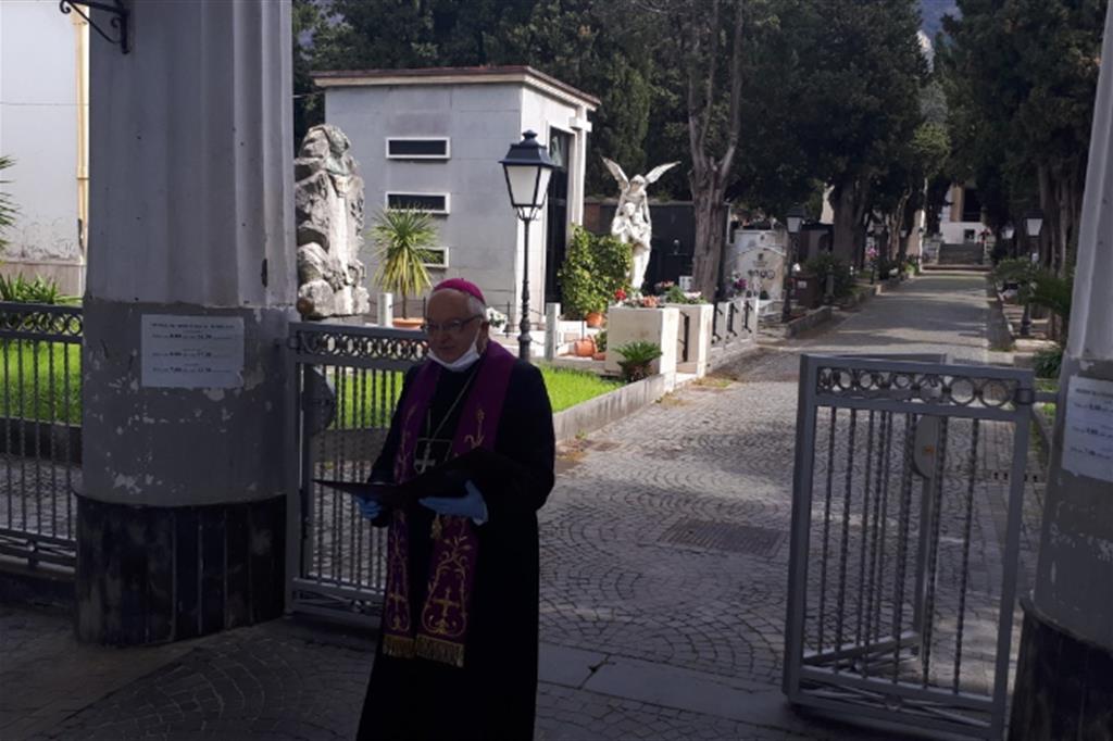 Il vescovo di Nocera Inferiore-Sarno Giuseppe Giudice in visita solitaria al cimitero di Sarno
