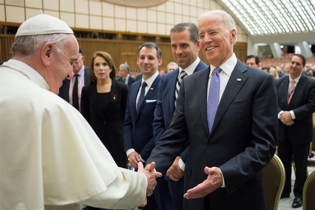 Papa Francesco saluta il vice presidente americano Joe Biden, a Roma per un congresso internazionale il 29 aprile 2016