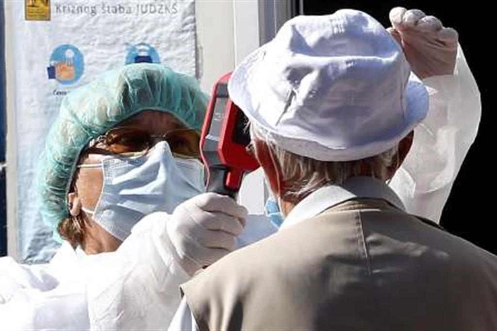 Un uomo si sottopone al test per il Coronavirus in Bosnia ed Erzegovina