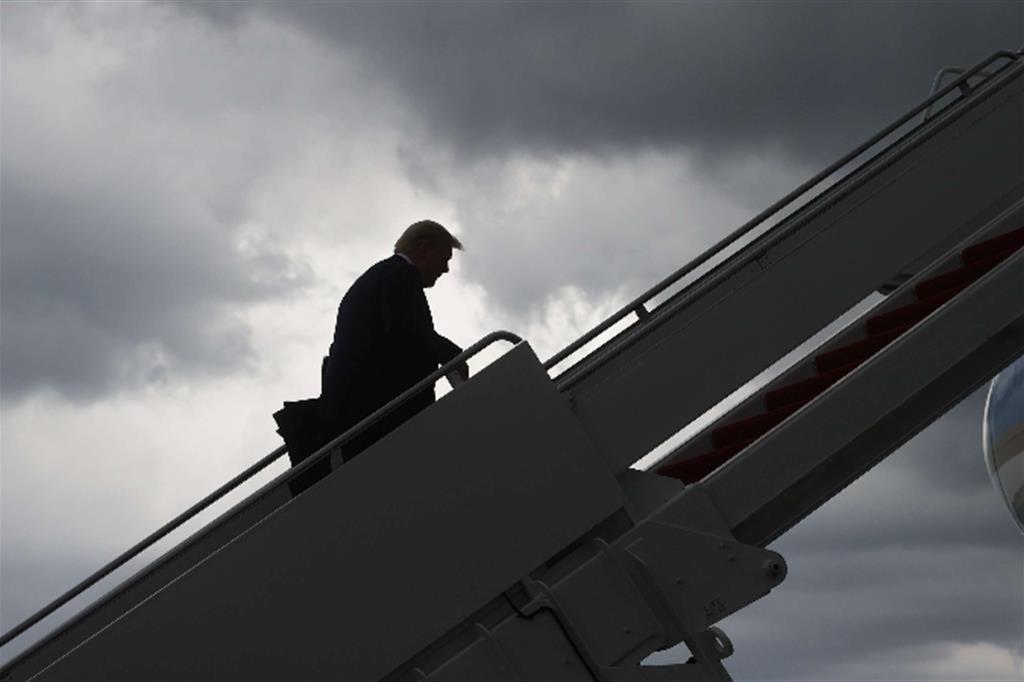 Donald Trump sale sull'Air Force One